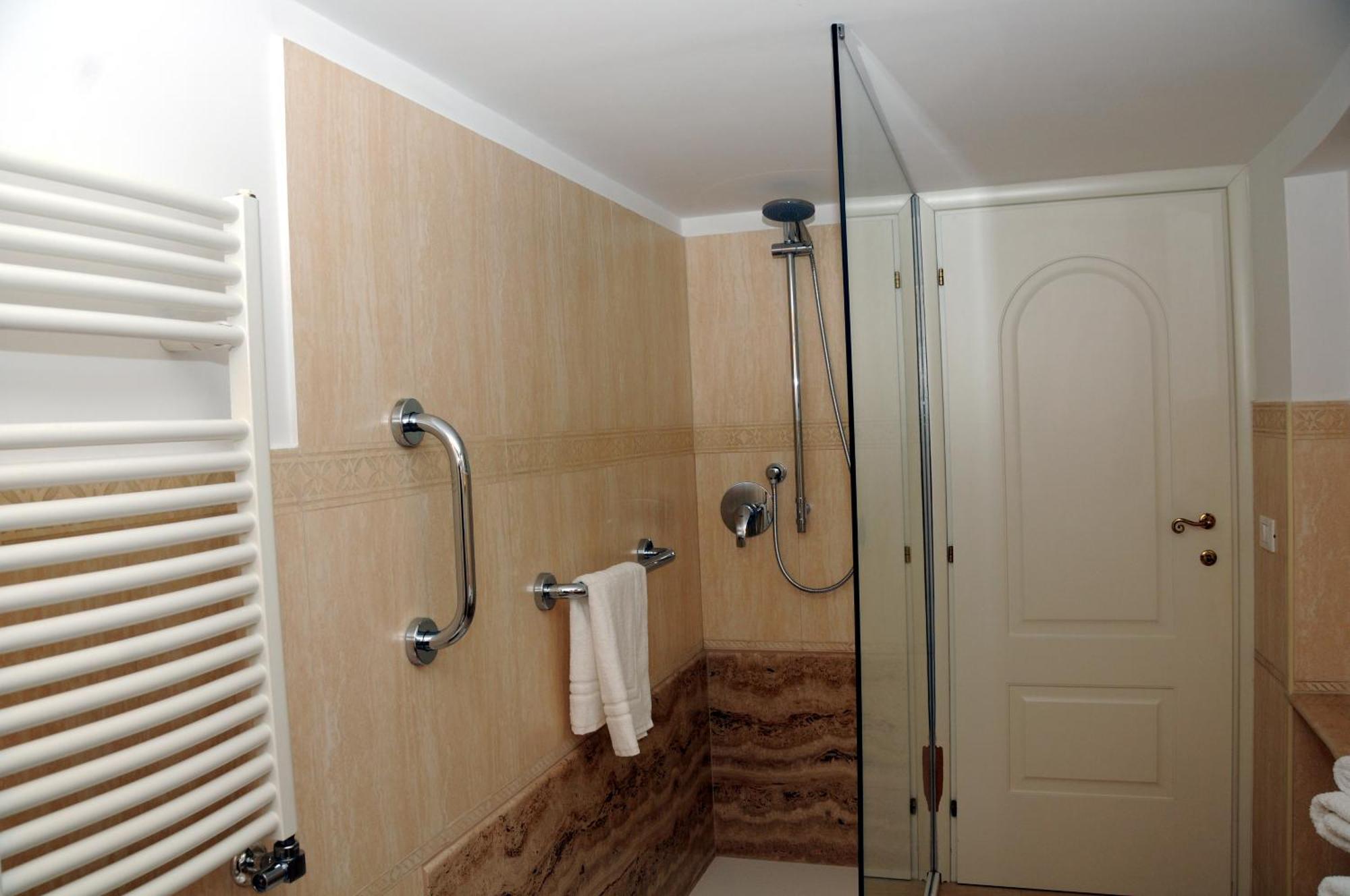 A Casa Di Lu, Al Colosseo - Guest House โรม ภายนอก รูปภาพ