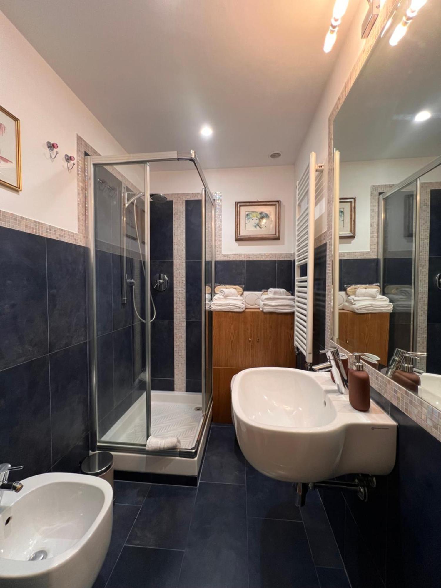 A Casa Di Lu, Al Colosseo - Guest House โรม ภายนอก รูปภาพ