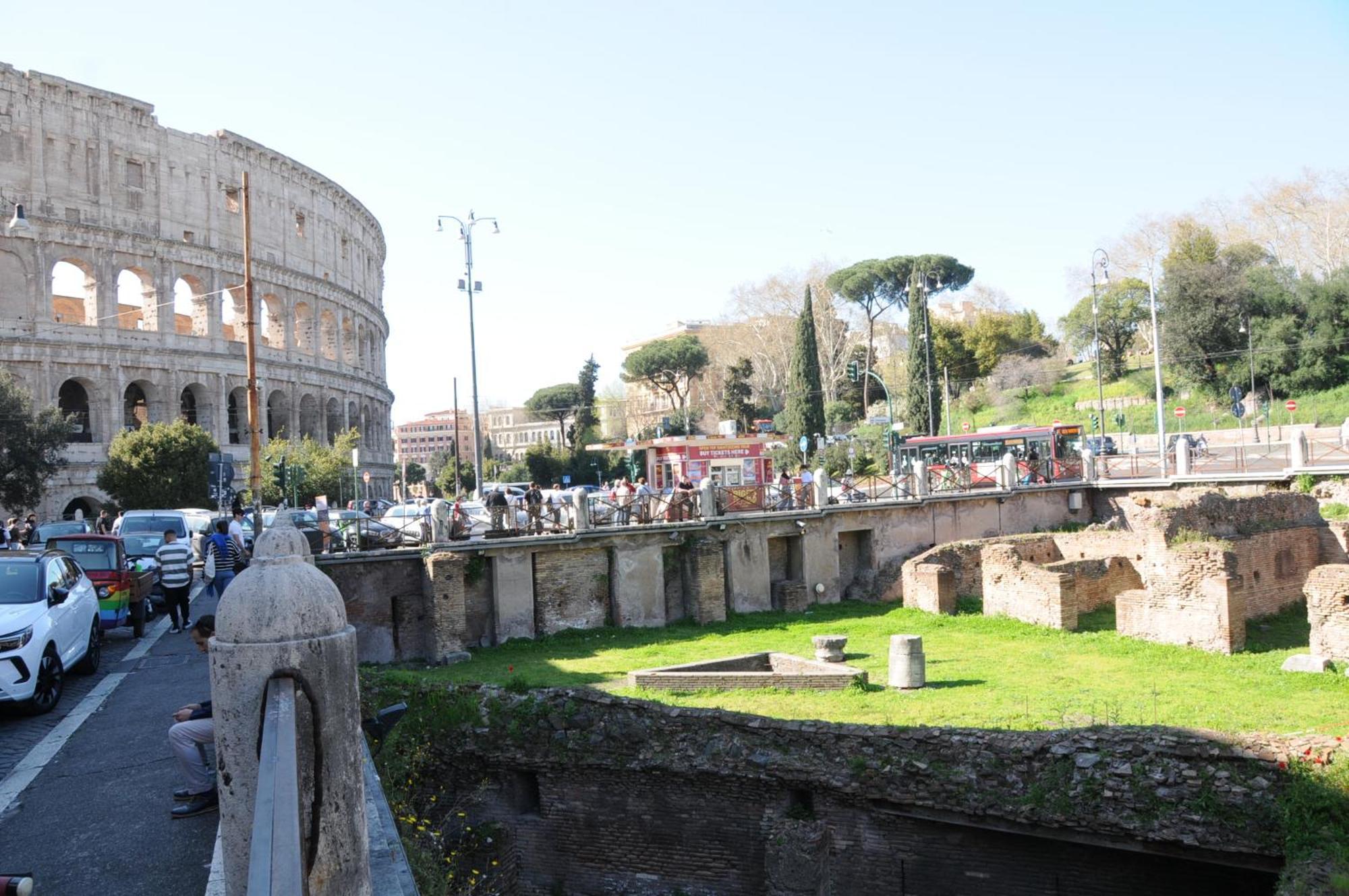A Casa Di Lu, Al Colosseo - Guest House โรม ภายนอก รูปภาพ