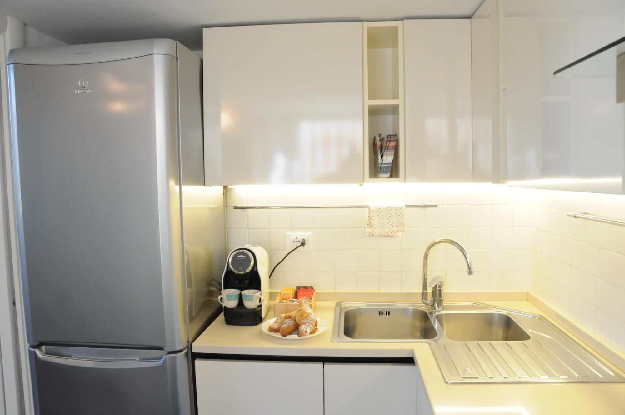 A Casa Di Lu, Al Colosseo - Guest House โรม ภายนอก รูปภาพ